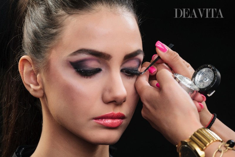 Silvestrovský make -up vo fialovej a grafitovej farbe so striebornými akcentmi silvestrovský večer-make-up-návod-purpurové-očné tiene-strieborné-trblietavé-čiastočky