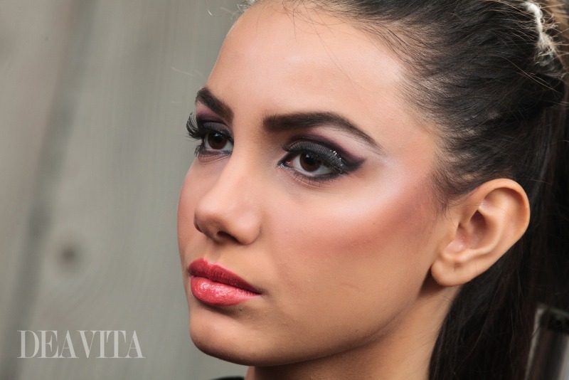 Líčenie očí na Silvestra vo fialovej a čiernej farbe silvestrovský večierok-make-up-návod-hnedé oči