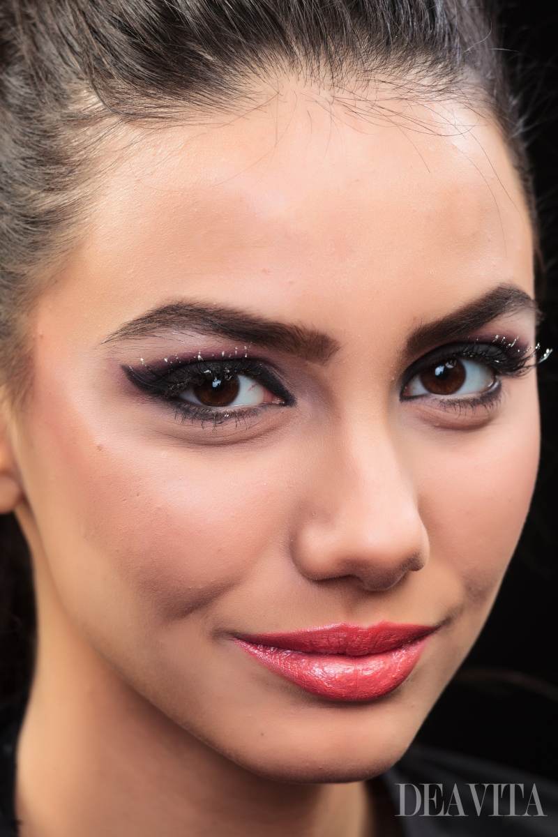 Líčenie očí s dymovým okom na novoročnú párty party-make-up-návod-dymové oči-hnedé oči