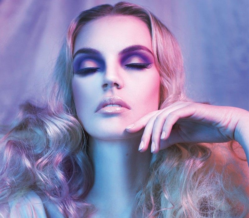 Oči s ružovým make -upom - ideálne pre letné večierky Líčenie očí-ružové-nanášanie očných tieňov-ružové-rúž