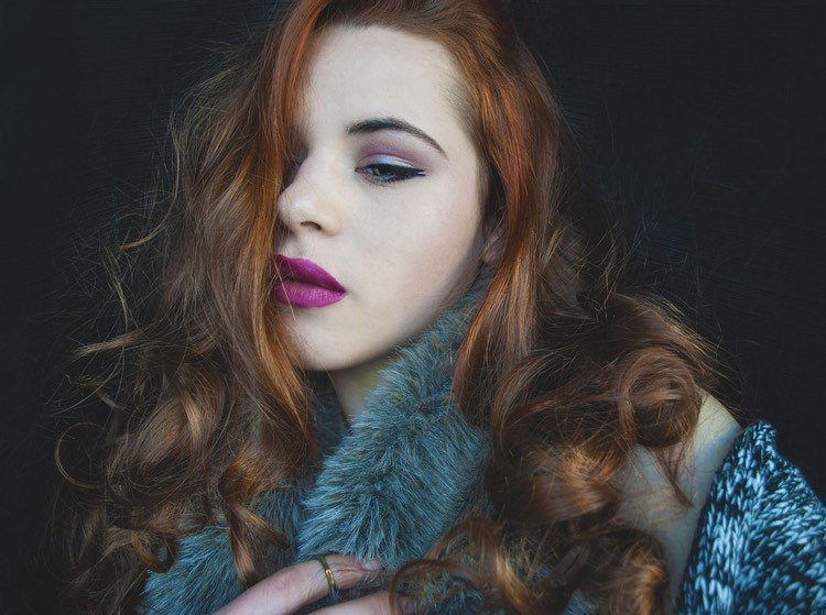 Make-up v odtieňoch fialovej pre zelené oči Očný make-up fialovo-zelené-očné linky