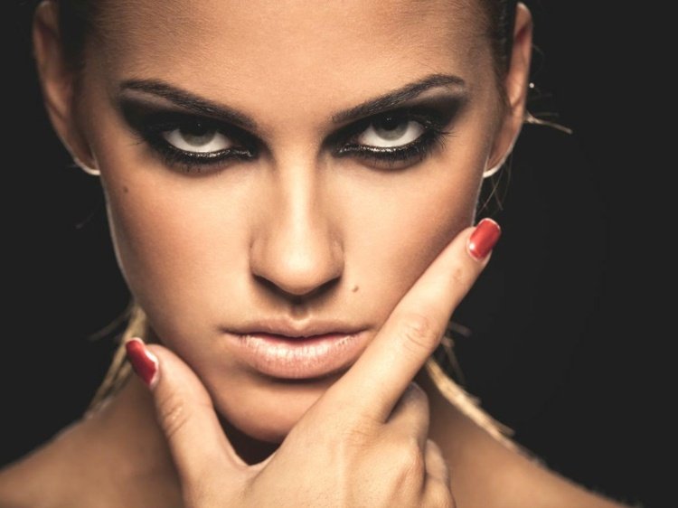 očná make-up-arabská make-up-technika-kajal-spodné viečko-očné linky-očné tiene-zelená-farba-očí-riasenka