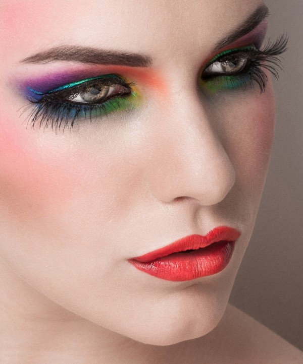 Odličte svoje oči pomocou letnej palety oči-farebné-nápady na líčenie-leto-dievča