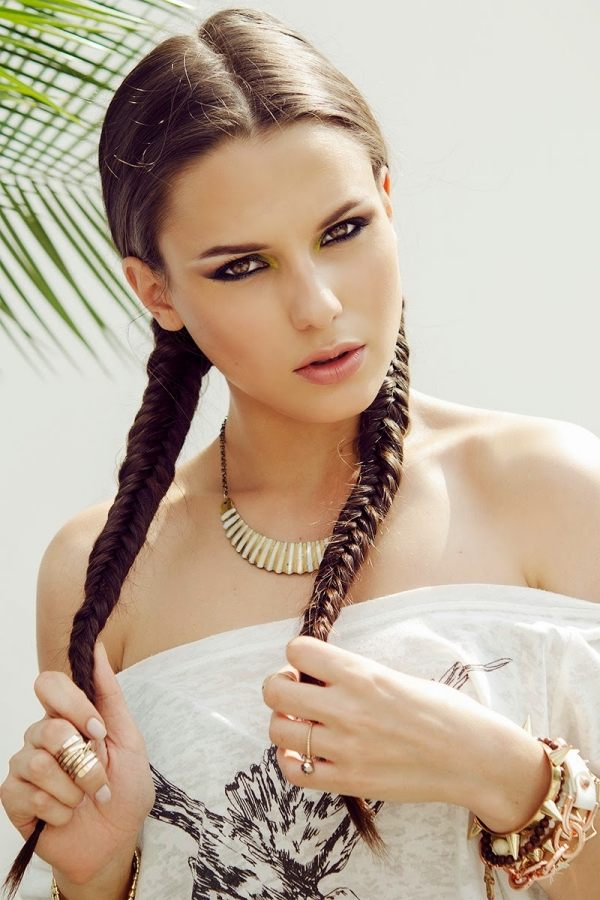 Rybia kosť a elegantné líčenie očí na leto ryba-burr-dve-dievcata-uces-leto