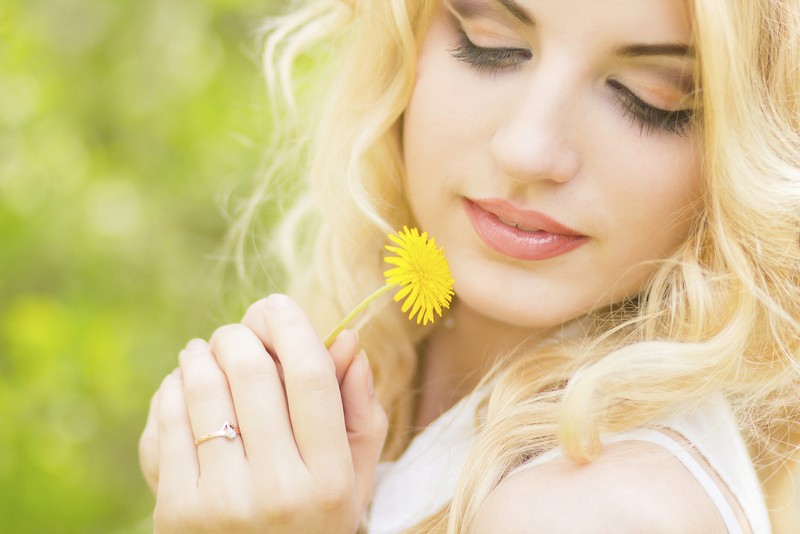 Očný make -up na letnú sezónu - nahé nuansy sú in Naneste očný make-up-prírodné-broskyňové nuansy