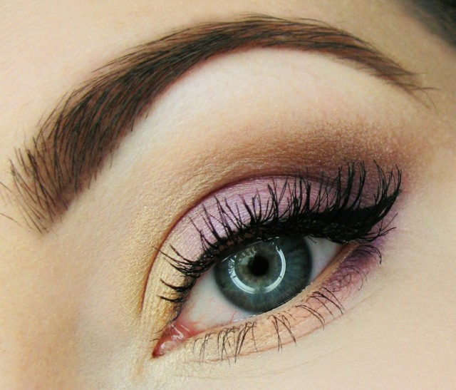 Zelené oči - nápady na líčenie v žltej / ružovej farbe nápady na líčenie atrament žlté ružové riasy