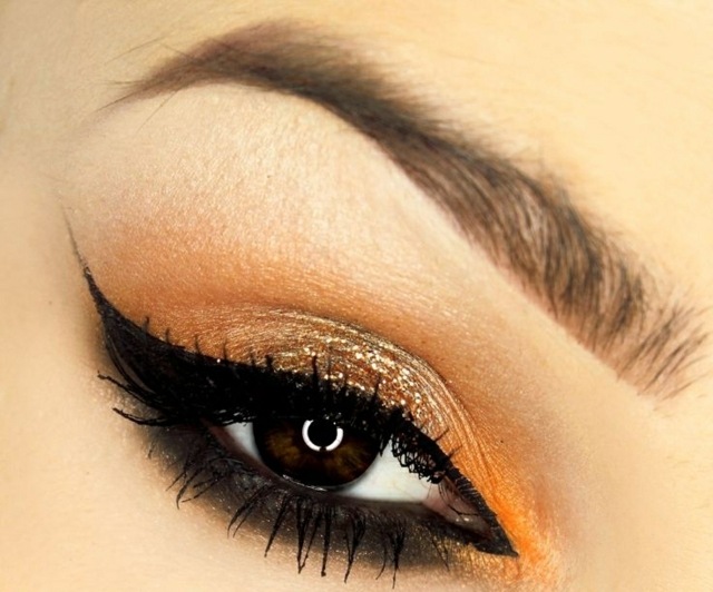 Oči zvýraznite bronzovým očným tieňom a očnou linkou Očné tiene obočie zvýrazňuje make-up