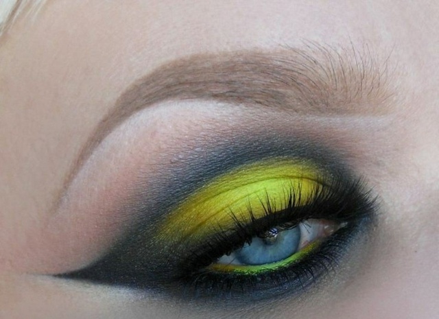 Vnútri zahnuté očné linky sivožlté očné tiene kohl Na vnútornú stranu viečok naneste sivožlté očné tiene kohl