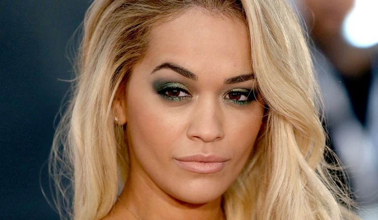 očný make-up-tmavé-oči-zelené-očné tiene-nahé-pery