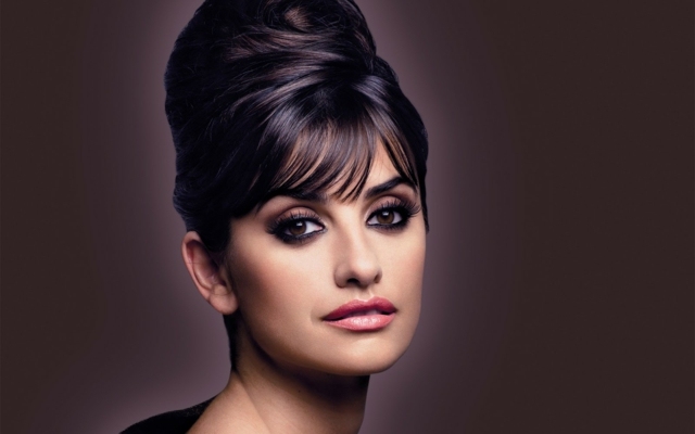 hnedý make-up pre oči-Penelope-Cruz-čierna-kontúra-ceruzka-pozdĺž-očných viečok