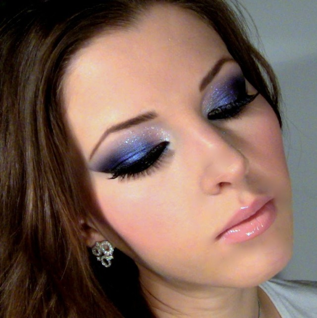 Večerné líčenie s modrým pastelovým rúžom