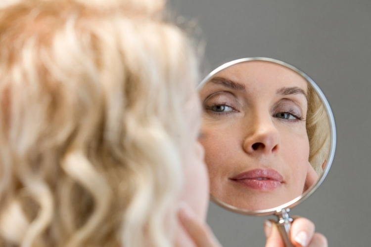 Používajte normálne, nie zväčšovacie zrkadlo tvary na obočie-tipy-triky-nie-zväčšovacie-zrkadlo