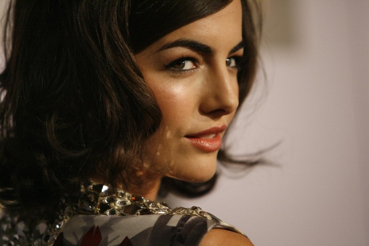 husté, tvarované obočie Camilla Belle Camilla-Belle-husté-tvar obočia
