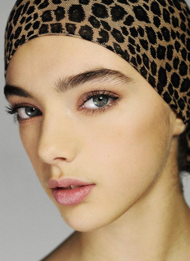 vytrhané, prirodzene rastúce obočie pre autentický vzhľad tvary obočia-tipy-triky-prirodzene-pestované-šatka-exotika