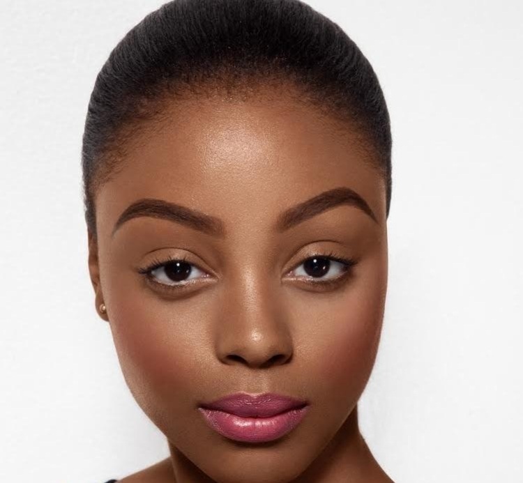 tmavá farba na make-up obočia pre tmavý tón pleti tvary obočia-tipy-triky-tmavá-pokožka-farba-make-up-líčenie