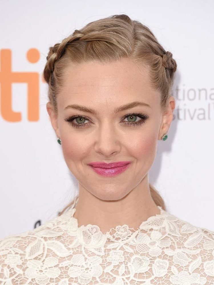 oči široko roztvorené obočie amanda seyfried
