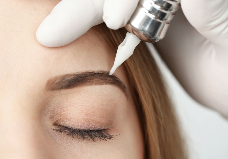 Laminovanie obočia prospieva starostlivosti o tvár microblading