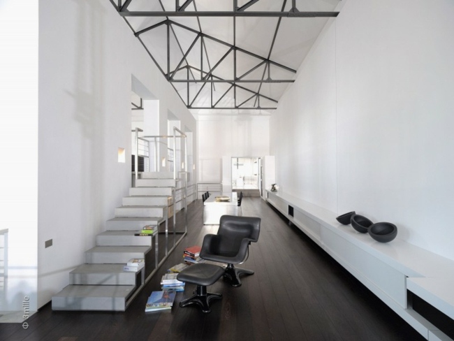 Schodisková skrinka moderného dekoru moderné interiérové kožené kreslo