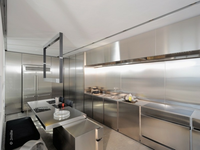 Kuchynský pult z nehrdzavejúcej ocele vo vysokom lesku moderného dizajnu Nápad na moderný dizajn z nehrdzavejúcej ocele