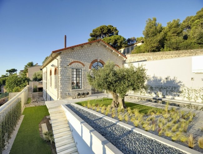 Rekonštrukcia domu, práce na záhrade Pracovná záhradná kamenná fasáda