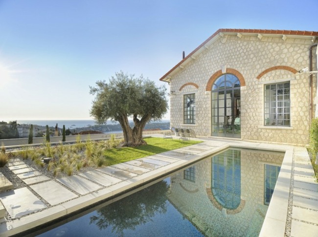 Rekonštrukcia domu v industriálnom štýle bazén v priemyselnom štýle so záhradnou cestou