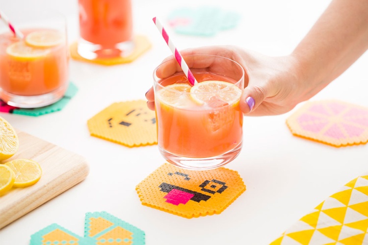 Vyrobte si letný koktail zo sklenených podložiek emodži zo železných korálkov