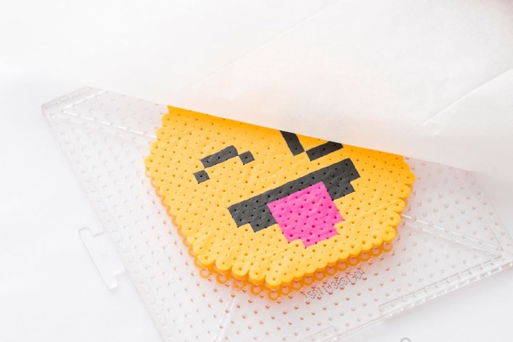 Výsledok zapečatenia perličiek emoji tváre je žltý