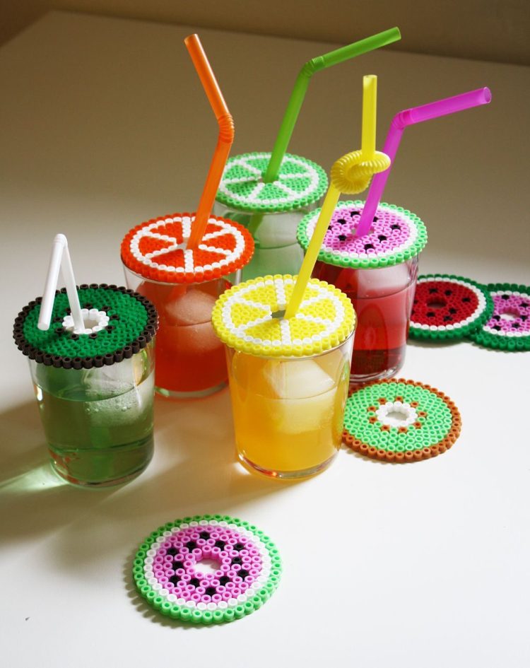 Z nažehľovacích perličiek vytvorte otvor na ovocie, citrón, sklo, obal a slamu