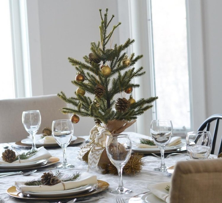 vianočné dekorácie-drotárstvo-prírodné-materiály-stolné-dekorácie-poháre na víno-šišky-jutová šnúra-šeky