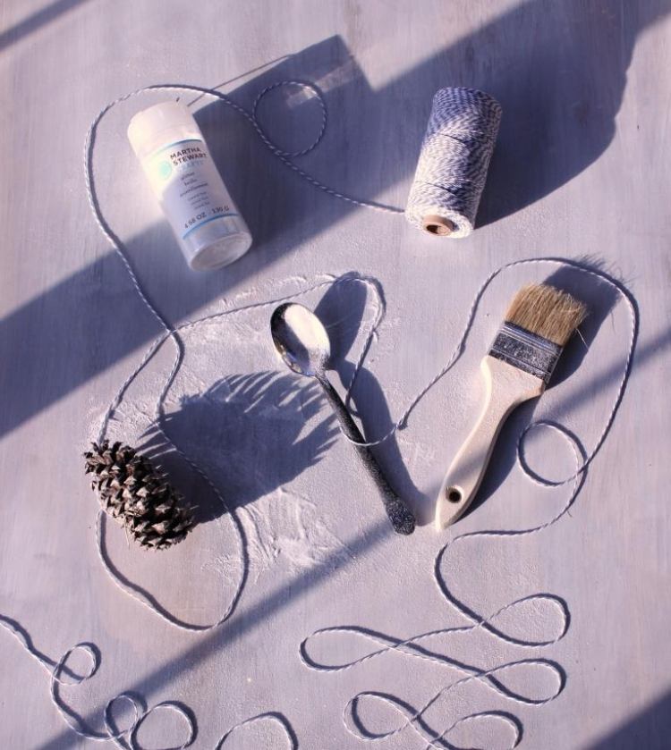 vianočné dekorácie-urob si sám-prírodné materiály-vianočné stromčeky-dekorácie-užitočné materiály-šišky-štetec-nožnice-lepidlo-trblietky-piesok