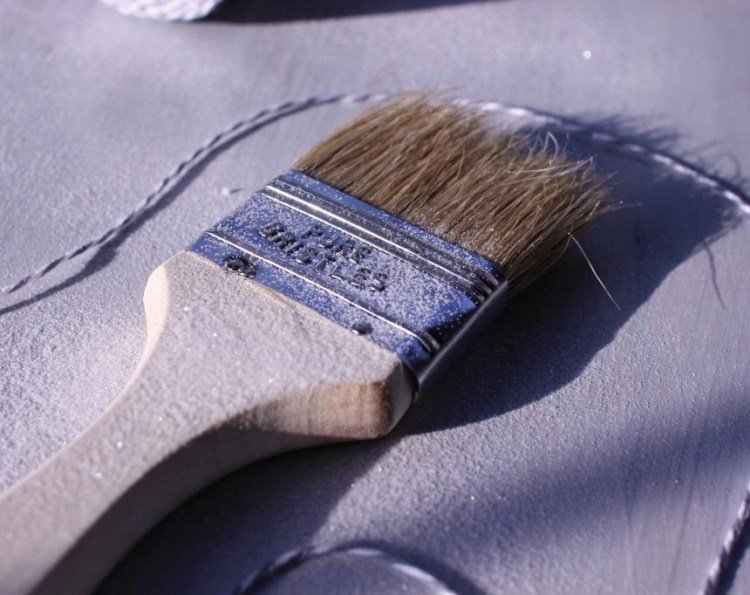 vianočné dekorácie-urob si sám-prírodné materiály-vianočné stromčeky-dekorácie-kefa-štetec-piesok-trblietka-palica