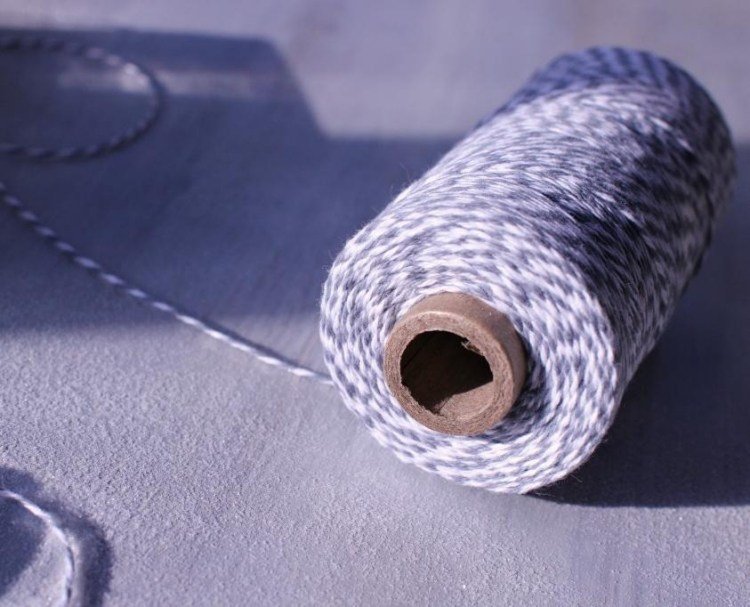 Vianočné dekorácie-urob si sám-drotár-prírodné-materiály-vianočné stromčeky-dekorácie-šnúrka-zavesenie-veniec