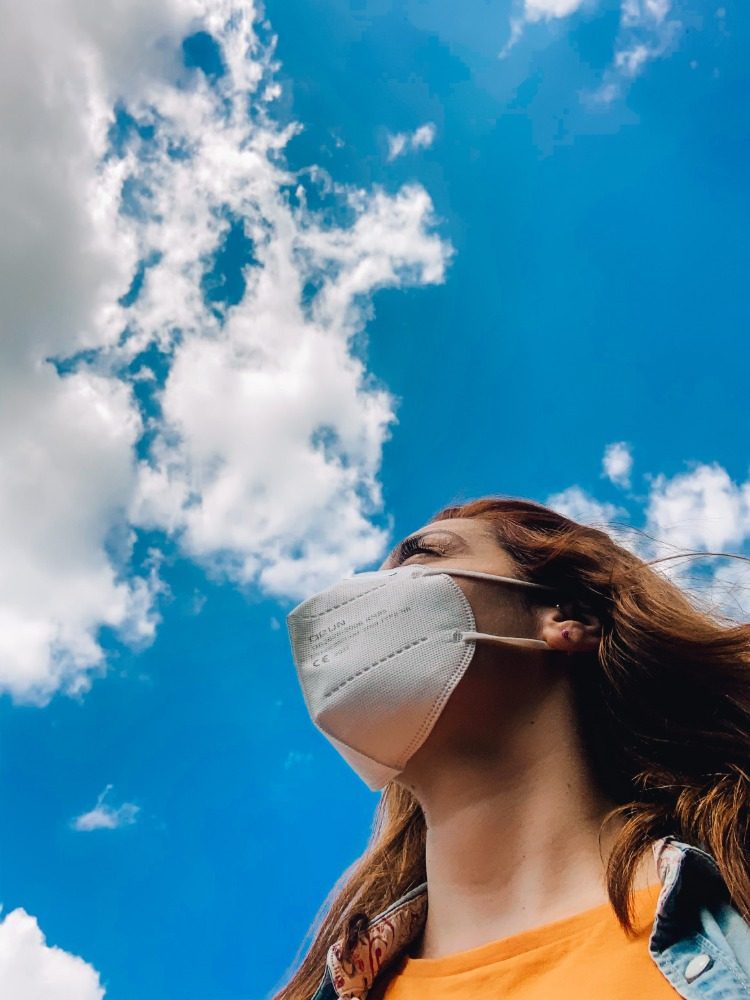 noste masku, aby ste zabránili teplému počasiu a prenosu koronavírusu