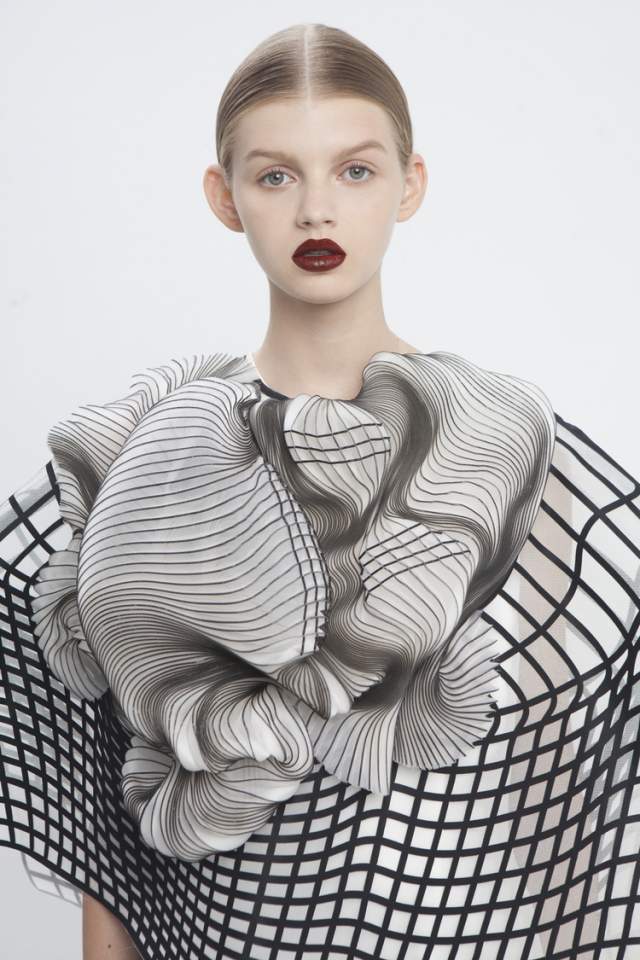 3D tlačené odevy z polymérov napodobňujú hodváb a tyl 3d-tlačené-odevy-polyméry-napodobňovať-hodváb-tyl-tkaniny-noa-raviv