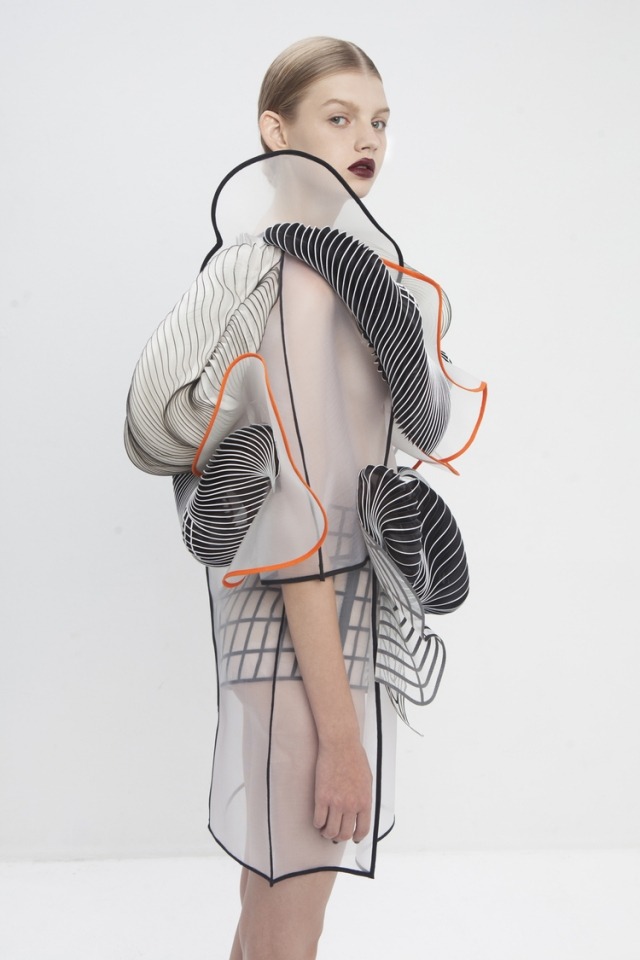 Haute-couture móda vyrobená technológiou 3D tlače-Noa Raviv Haute-couture-fashion-made-with-3D-printing-technology-noa-raviv-see-through-dress