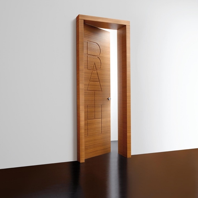 Drevené dvere-graffiti-porta-slová-bayth-individualizované písma