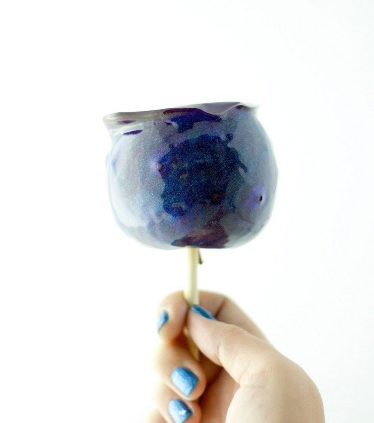 neobvyklé-dezerty-priestor-galaxia-cukríky-jablko-poleva-potravinárske farby