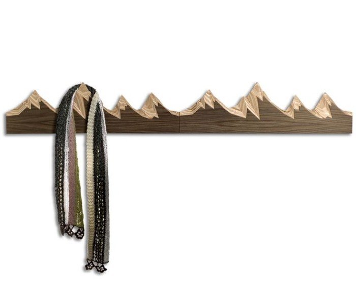 Vešiak na kabáty-dizajn-hory-vzhľad-predsieň-a-obývačka-dekorácia