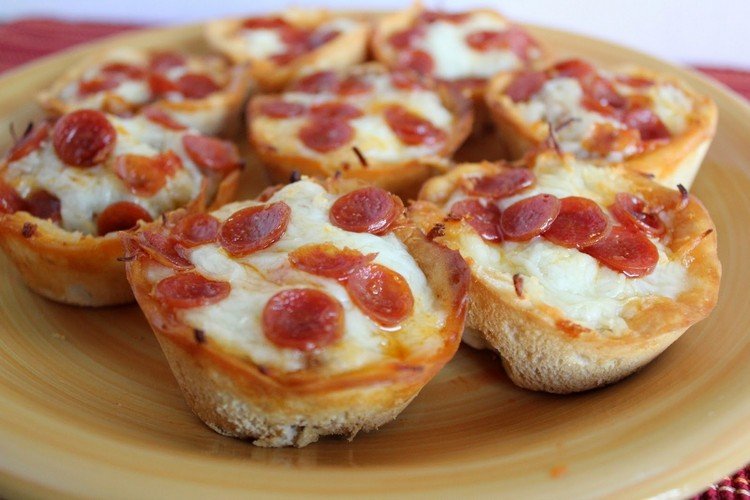 neobvyklé-recepty-výdatné-mini-pizze-muffin-forma-saláma