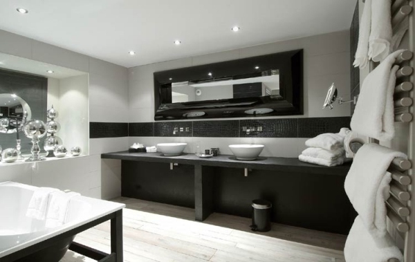 Obklady na stenu reliéf v kúpeľni hrana čierna