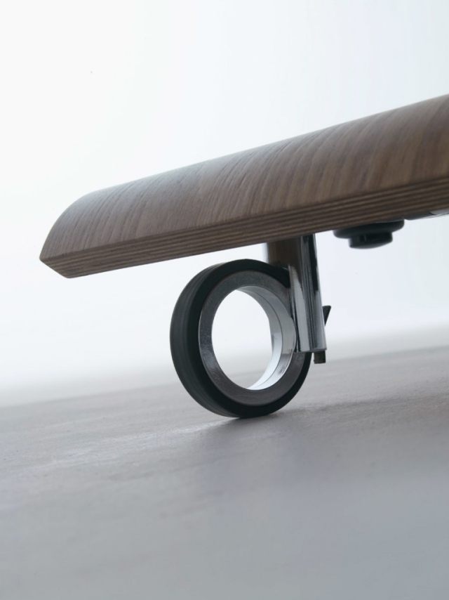 Stojanové kolieska Cobra TV vybavené brzdou Televízor Cobra LCD televízor so stojanovou plochou obrazovkou na kolieskach vybavený brzdou