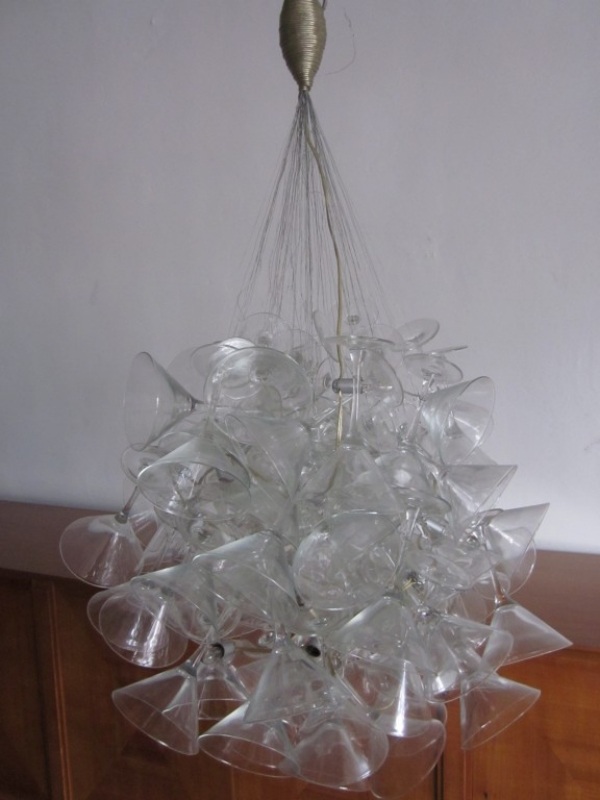 Ukážková dekorácia-koktailové poháre na martini Osvetlenie dekorácie výkladnej skrine DKNY exqusite martini koktailové poháre