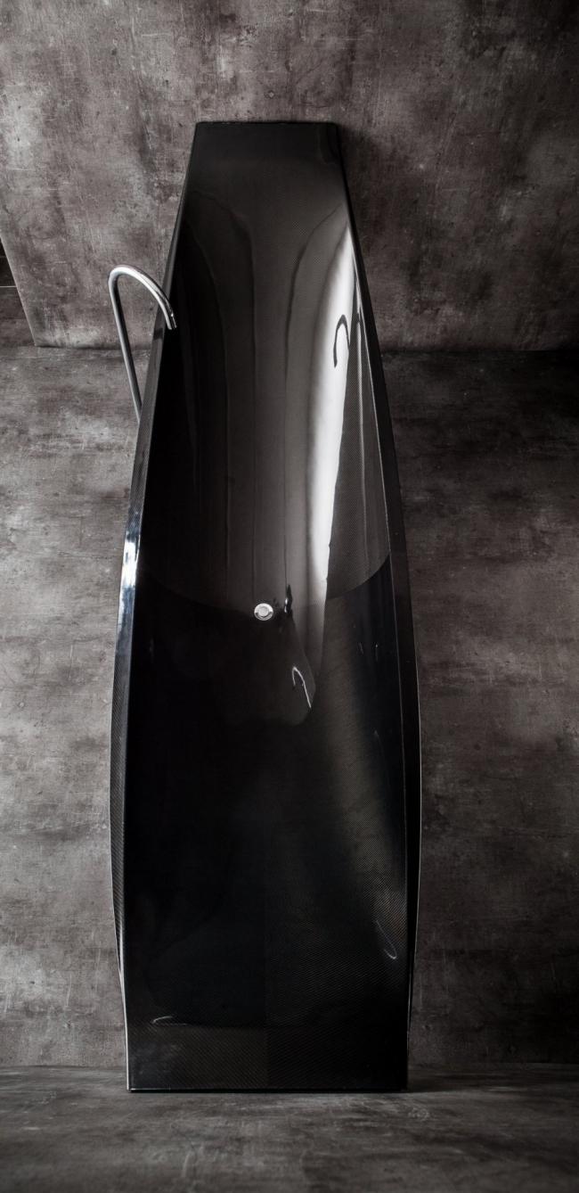 Kúpeľňový nábytok v dizajne plavidla čierny z uhlíkových vlákien dlhý