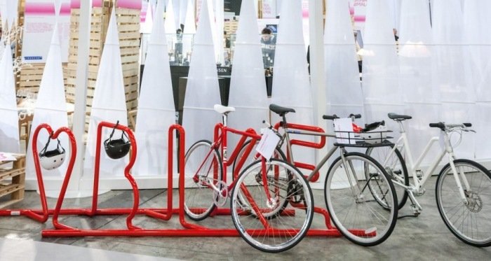 Radový stojan na bicykle s typografickým dizajnom, nehrdzavejúca oceľ lakovaná červenou farbou Riadkové stojany na bicykle-dizajn systému-atraktívny-červená-nehrdzavejúca oceľ