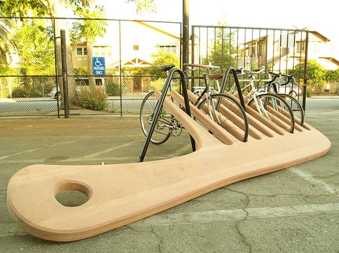 Dizajn stojanu na bicykel - obrovský drevený hrebeň, ktorý púta pozornosť Stojan na bicykel-dizajn-obrovský-hrebeň-z-dreva-pútajúci oči-verejné priestranstvá