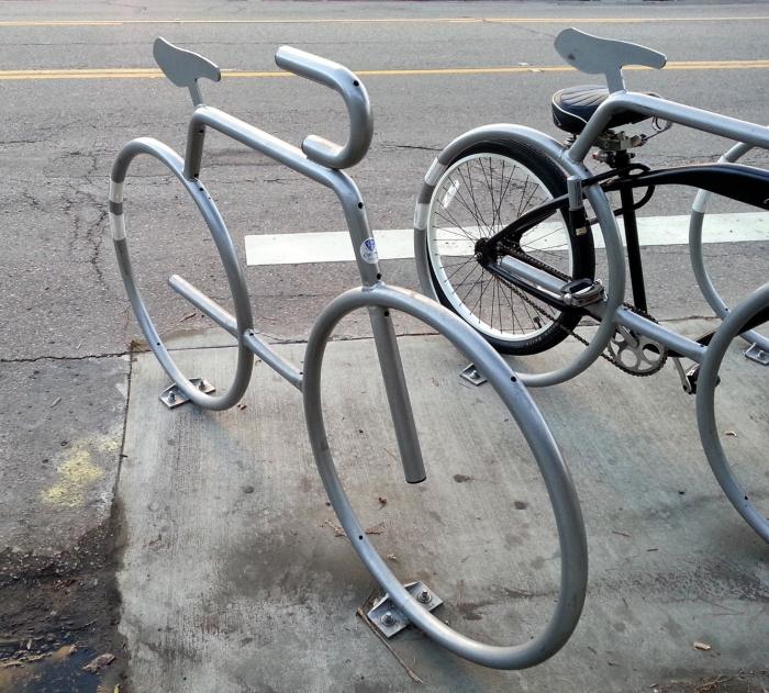 Stojan na bicykel v pôvodnej veľkosti a tvare bicykla vyrobený z pozinkovanej ocele Jednokolový stojan, dizajn, tvar bicykla, vyrobený z pozinkovanej ocele
