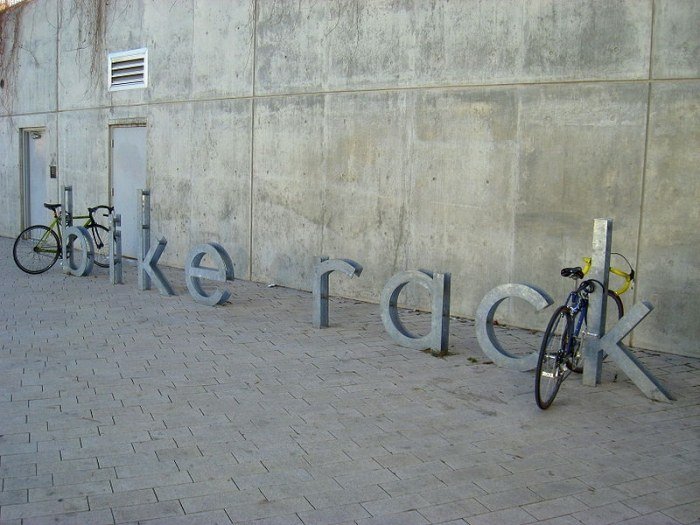 typografické stojany na bicykle pred Verejnou knižnicou v Salt Lake City Dizajn stojanu na bicykle Typografické prvky verejnej knižnice v meste Salt Lake City