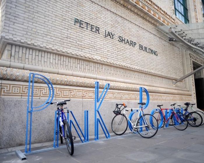 tvarované nosiče bicyklov v typografickom prevedení David Byrne Stojan na bicykel-typografický-dizajn-David-Byrne-tvarovaný-dizajn