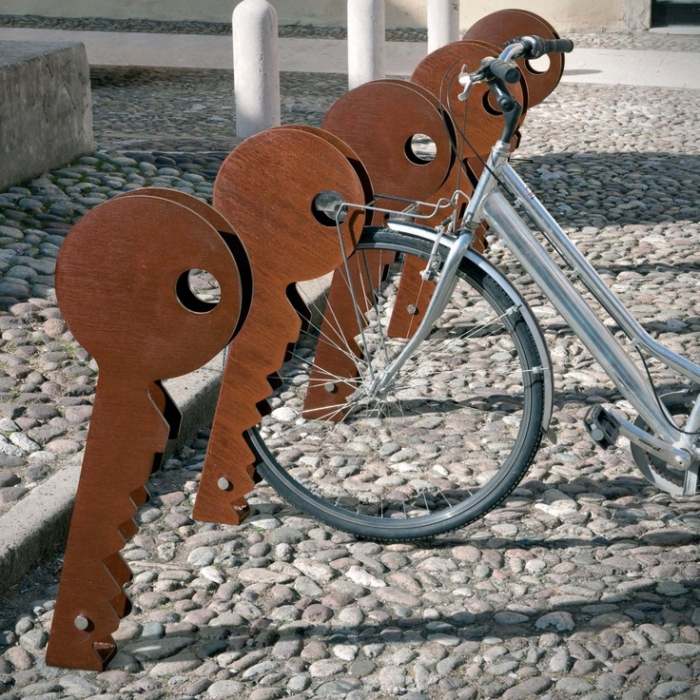 Parkovisko na jedno bicykle vo forme kľúčov, vhodné na montáž na podlahu Stojan na bicykel-stojan-stojan na bicykel-dizajn-z pozinkovanej ocele-montáž na podlahu