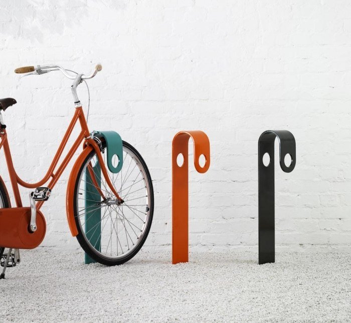 Moderný stojan na bicykle Hook Trio s predným zámkom-vhodný na montáž na podlahu moderný držiak na bicykel-dizajn-háčik-trio-predný-zámok-montáž na podlahu